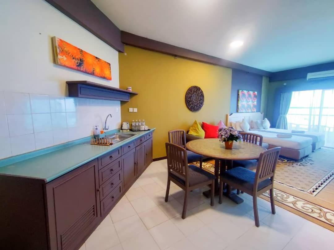 Jazz Rainbow Paradise Beachfront Peanag Apartment *
