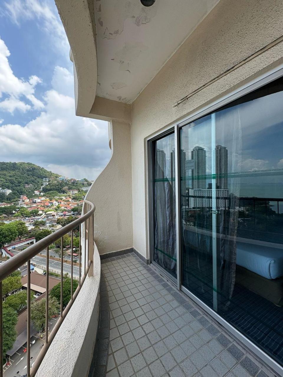 Jazz Rainbow Paradise Beachfront Peanag Apartment *